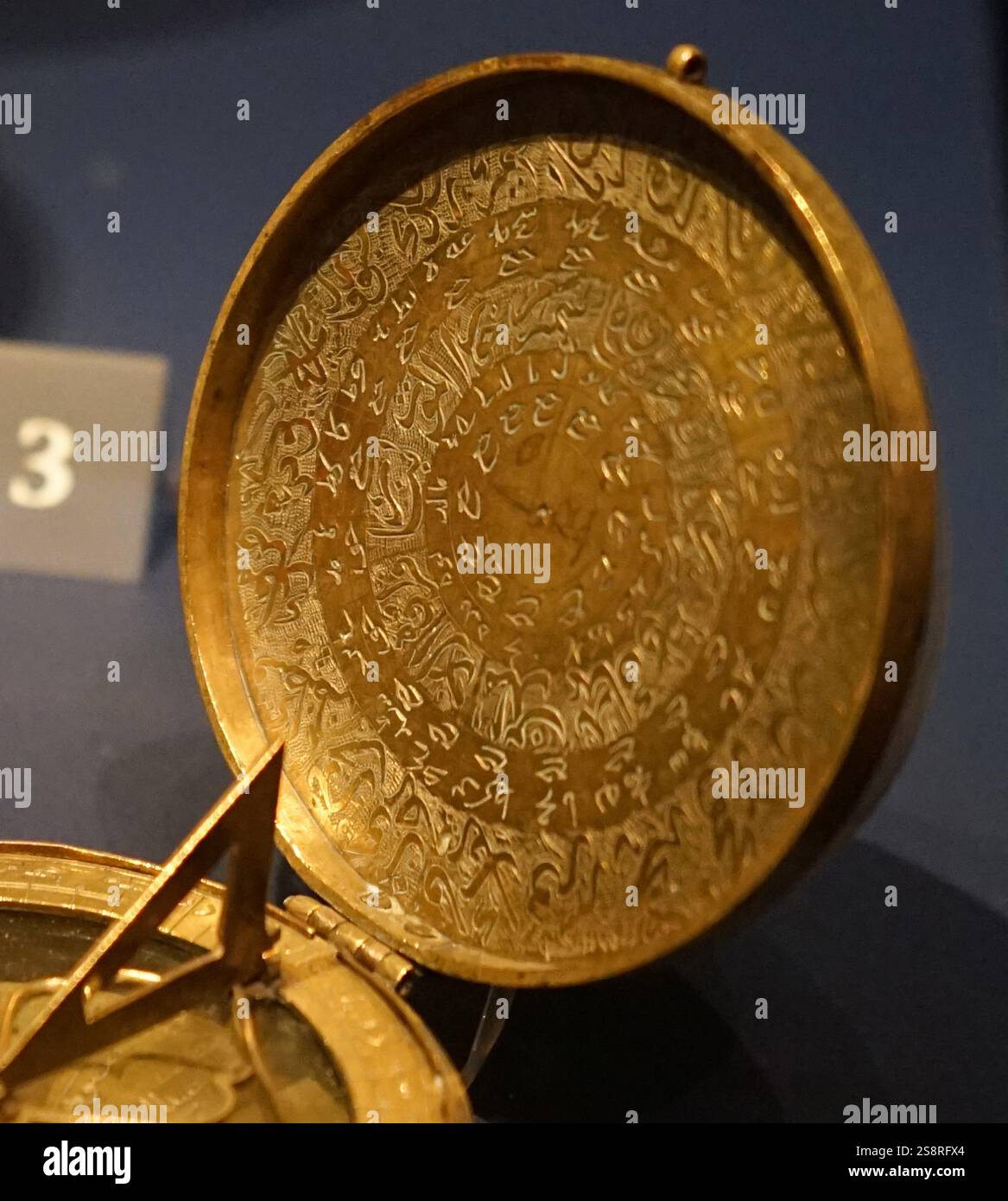 Messing Kompass. Iranische, 1800-75. Der magnetische Kompass, eine chinesische Erfindung, hatte im Nahen Osten vom 13. Jahrhundert angekommen. Ursprünglich in der Navigation beschäftigt, war es bald für religiöse verwenden, um die Richtung der Ka'bah in Mekka zu etablieren angepasst. Stockfoto