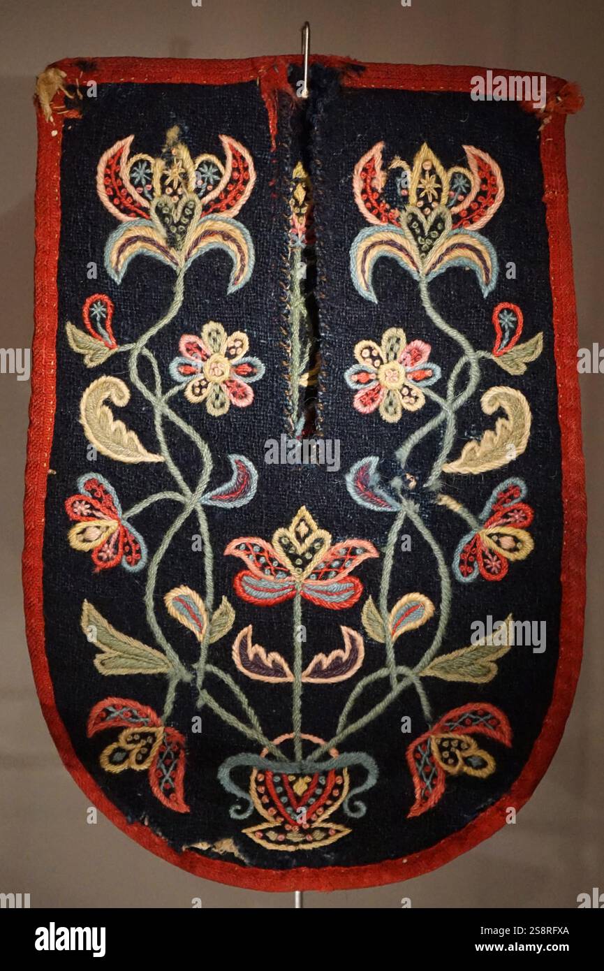Isländisch, 18. Jahrhundert, traditionell, Damen, formelle Kleidung. Hergestellt aus eingeführten Stoffen, die mit Gold- oder Silberfäden bestickt sind. Kragen an einem alten Damenkostüm mit Stickerei aus Metallfäden, Spulenspitze aus Metallfäden und Perlen. 19. Jahrhundert, lose Tasche, getragen von Frauen, mit schattiger Blumenstickerei aus mehrfarbigem Wollgarn. Stockfoto