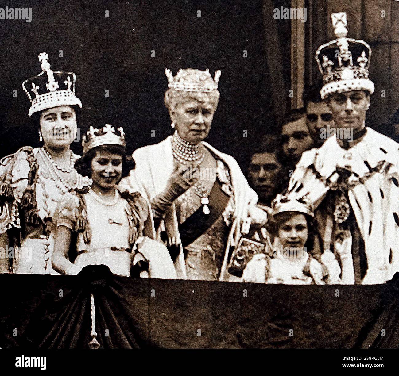 Foto während der Krönung von König Georg VI. und Königin Elizabeth Königin Mutter, dargestellt mit ihren Kindern und Königin Mary von Teck. Vom 20. Jahrhundert Stockfoto