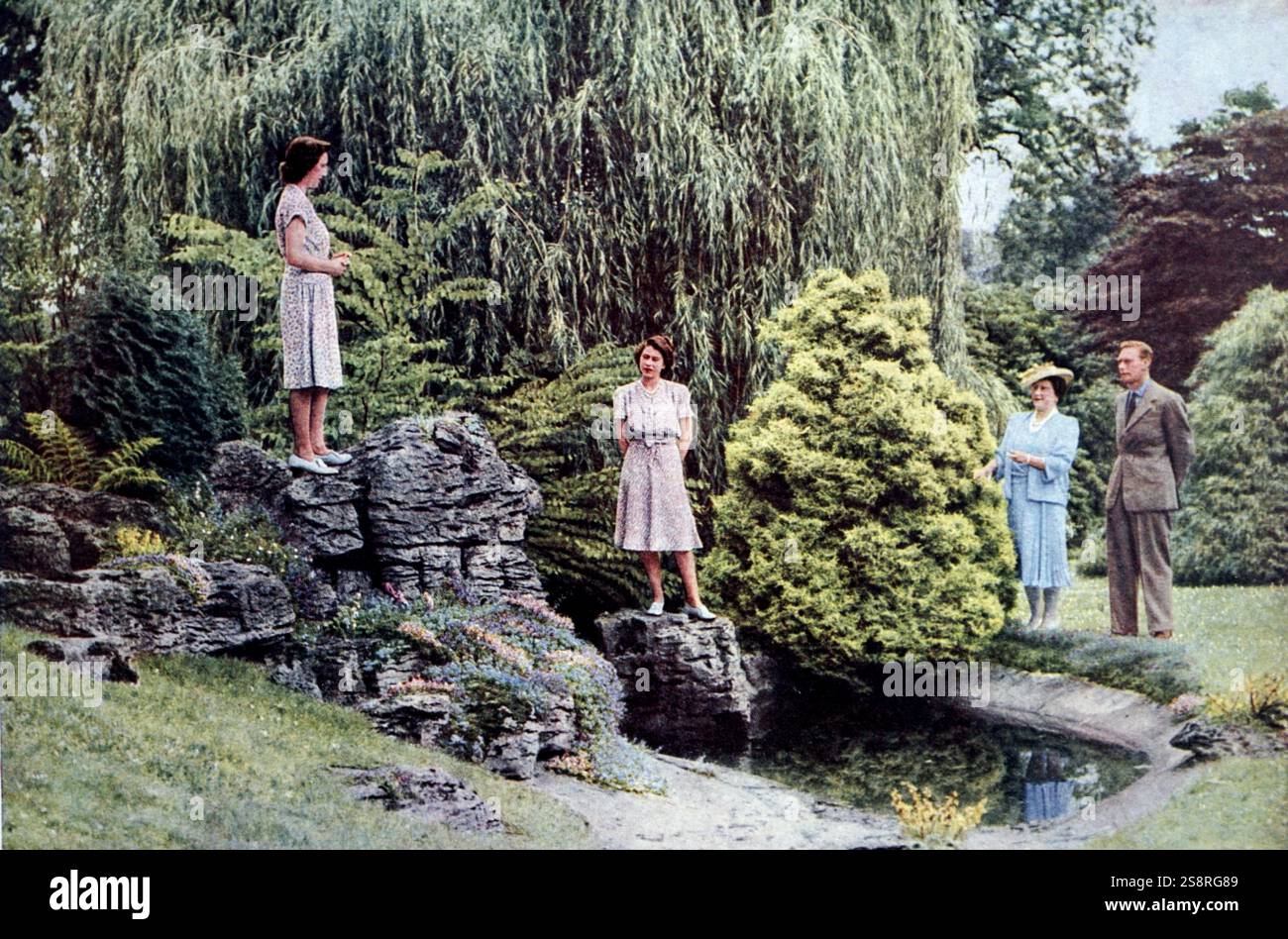 King George VI mit Königin Elizabeth und ihre Töchter Elizabeth (später Königin Elizabeth II.) und Prinzessin Margaret. Vom 20. Jahrhundert Stockfoto