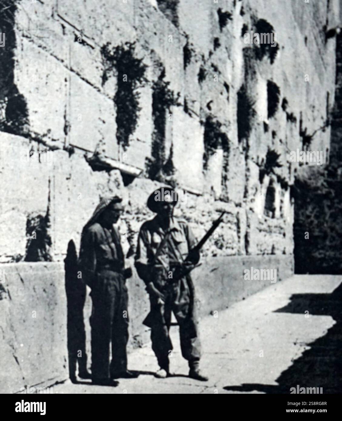 Foto der beiden Arabischen und jüdischen Soldaten zum Schutz der Klagemauer. Foto während des israelischen Unabhängigkeitskrieges. Vom 20. Jahrhundert Stockfoto