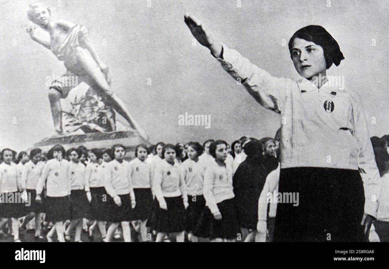 Foto von einem Mitglied der Hitlerjugend salutierte. Vom 20. Jahrhundert Stockfoto