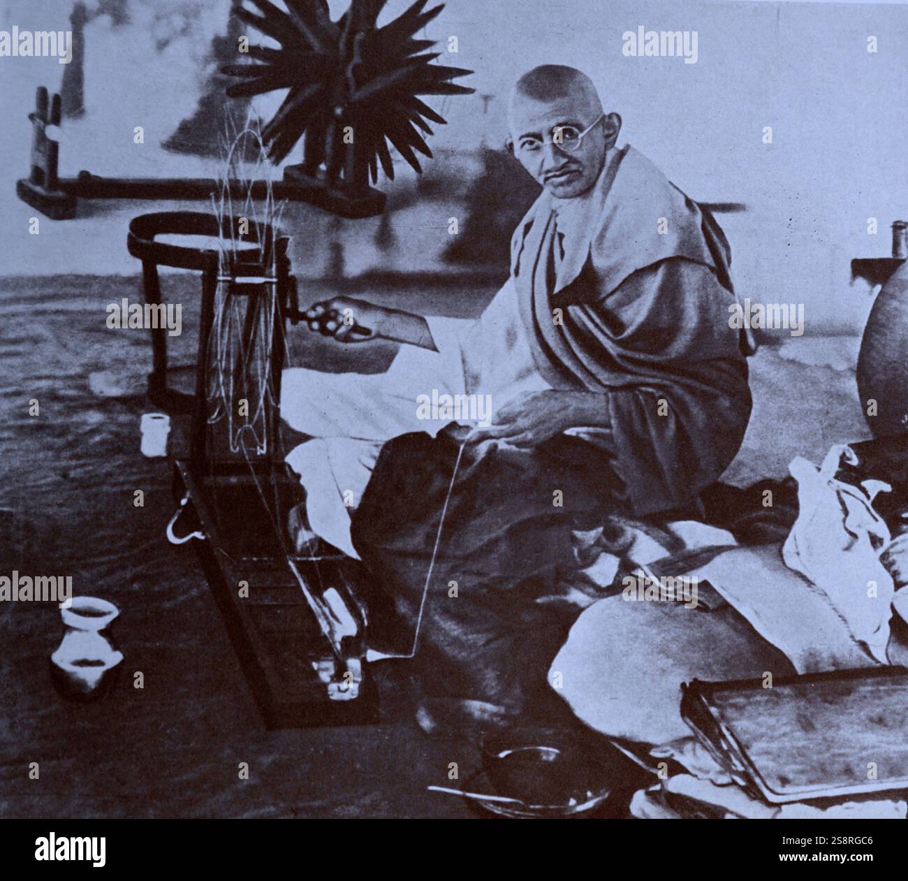 Mohandas Gandhi (1869 - 1948) war der bedeutendste Führer der indischen Unabhängigkeitsbewegung in Britisch - Indien regiert. Hier an einem Spinnrad Hause gesehen-spun Tuch Stockfoto