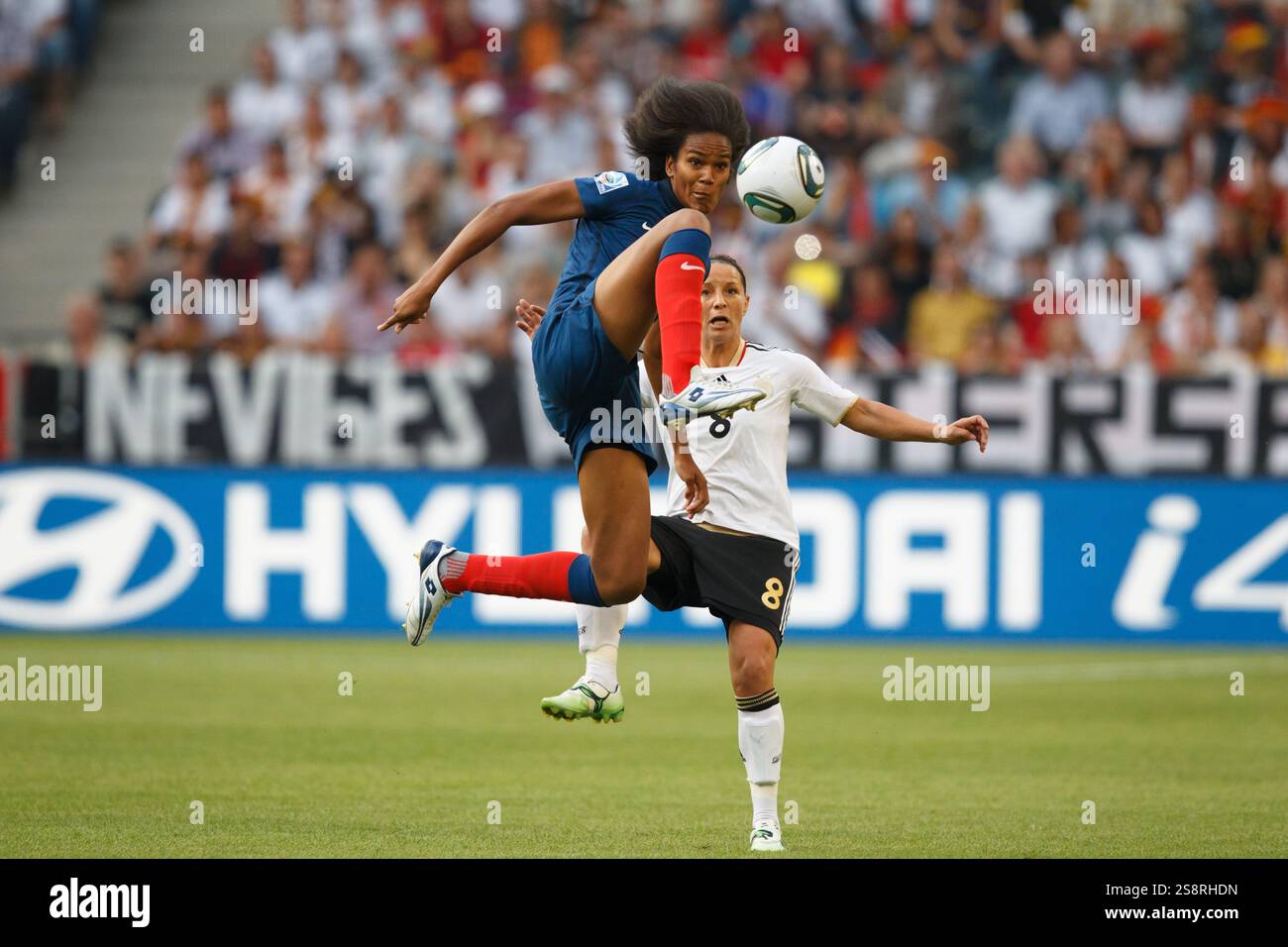 MÖNCHENGLADBACH, DEUTSCHLAND - 5. JULI: Wendie Renard aus Frankreich (L) springt im Stadion im Borussia Park am 5. Juli 2011 in Mönchengladbach um den Ball gegen Inka Grings aus Deutschland (R). Nur redaktionelle Verwendung. Kommerzielle Nutzung verboten. (Foto: Jonathan Paul Larsen / Diadem Images) Stockfoto