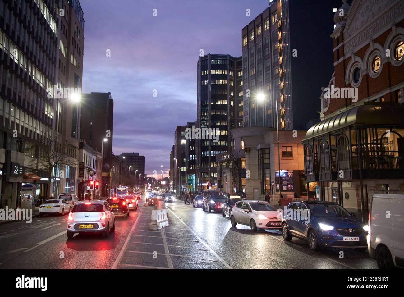 Der Verkehr bewegt sich am frühen Morgen tolle victoria Street belfast Stadtzentrum belfast nordirien großbritannien Stockfoto