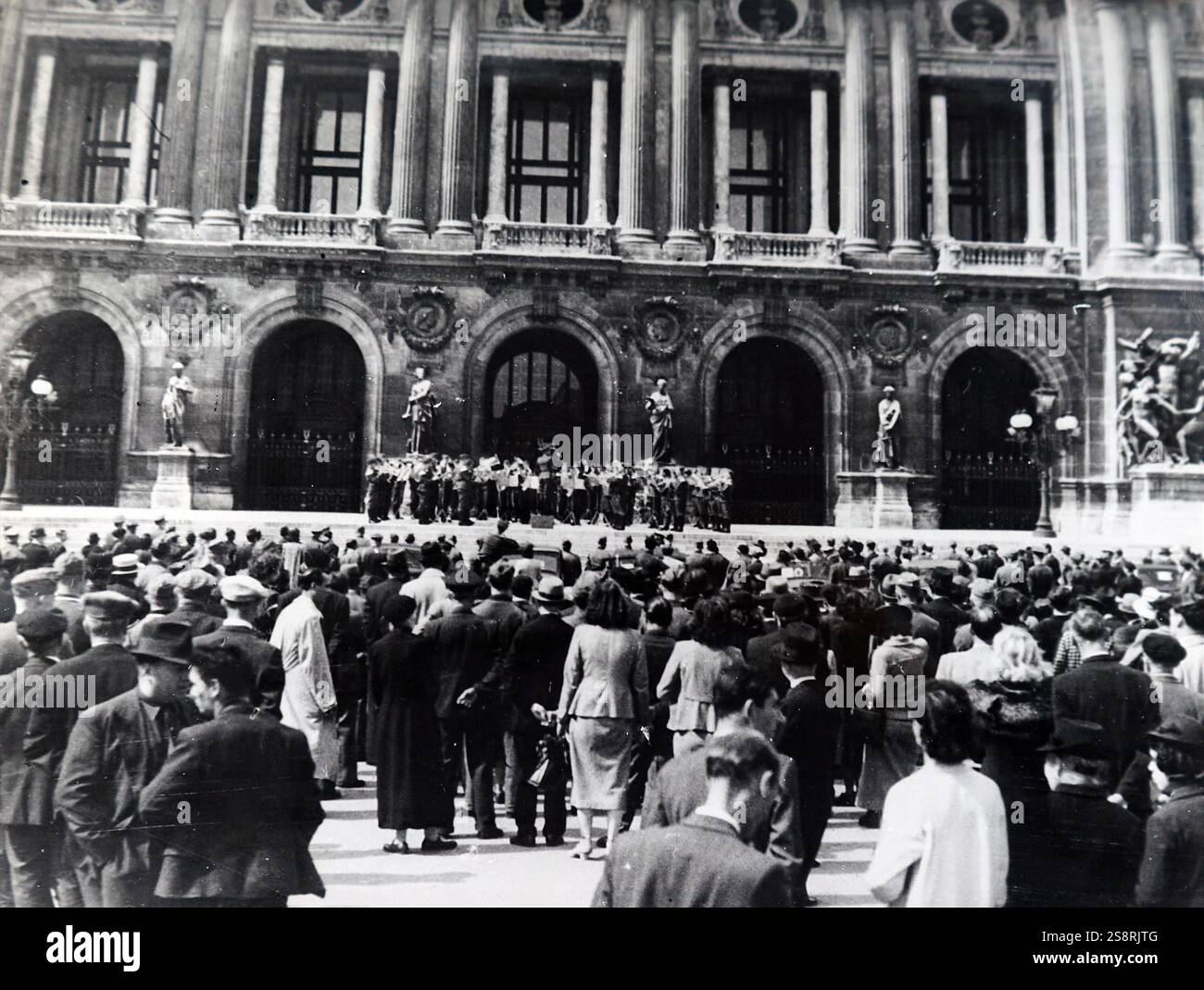 Foto von NS-Soldaten vor einer Kirche singen in Paris während der deutschen Besetzung Frankreichs im zweiten Weltkrieg. Vom 20. Jahrhundert Stockfoto