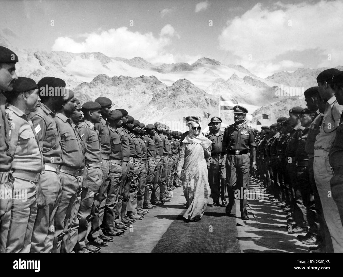 Der indische Premierminister, Indira Gandhi, Soldaten der Überprüfung im Jahr 1980. Indira Gandhi (1917-1984), indischer Politiker und Premierminister von Indien von 1966 bis 1977 und dann wieder von 1980 bis zu ihrer Ermordung im Jahr 1984 Stockfoto