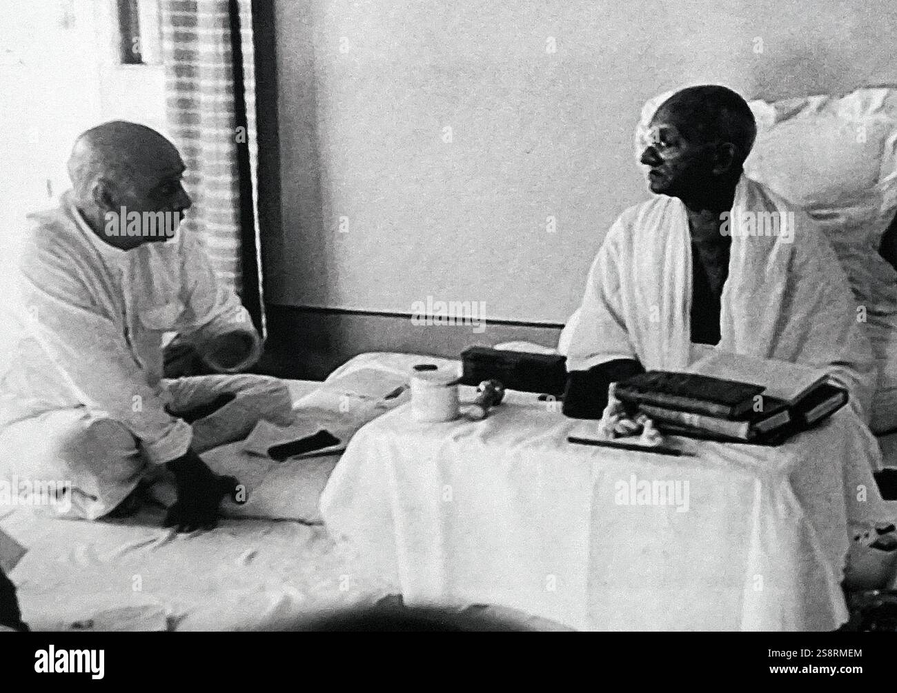 Sardar Patel mit Mahatma Gandhi während seines Hungerstreiks, folgende Indische Partition 1947. Mohandas Karamchand Gandhi (1869 - 1948), Gandhi war der überragende Führer der indischen Unabhängigkeitsbewegung in Britisch - Indien regiert. Um 5:17 Uhr am 30. Januar 1948, Stockfoto