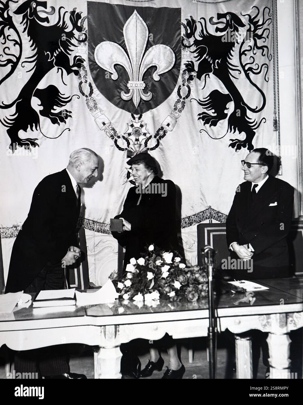 Foto von Eleanor Roosevelt, die eine Goldmedaille und den Titel "Ehrenbürger der'. Eleanor Roosevelt (1884-1962) ein US-amerikanischer Politiker und ehemalige First Lady der Vereinigten Staaten von Amerika. Vom 20. Jahrhundert Stockfoto