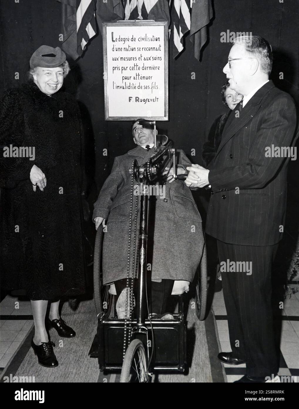 Foto von Eleanor Roosevelt, der Besuch einer Rehabilitation Centre. Eleanor Roosevelt (1884-1962) ein US-amerikanischer Politiker und ehemalige First Lady der Vereinigten Staaten von Amerika. Vom 20. Jahrhundert Stockfoto