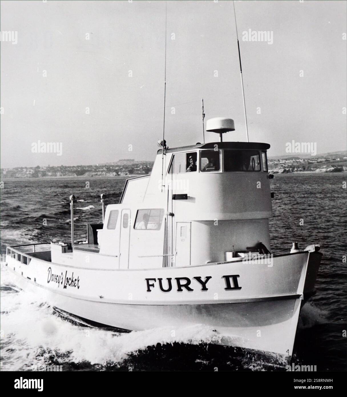 Foto, die Antenne für den neuen Raytheon Radar, Wetter - versiegelt 30-Zoll Kunststoff Dome hier gezeigt über Pilot House der Fury II von Newport Beach, Kalifornien installiert. In der Kuppel ist ein leichtes Aluminium Antenne, in die ein 3.500-Watt Magnetron pumpen seine ausgehende Signal. Die Antenne wiegt nur 43 kg und ist auf die Anzeige unter Deck durch ein einziges Kabel verbunden. Vom 20. Jahrhundert Stockfoto