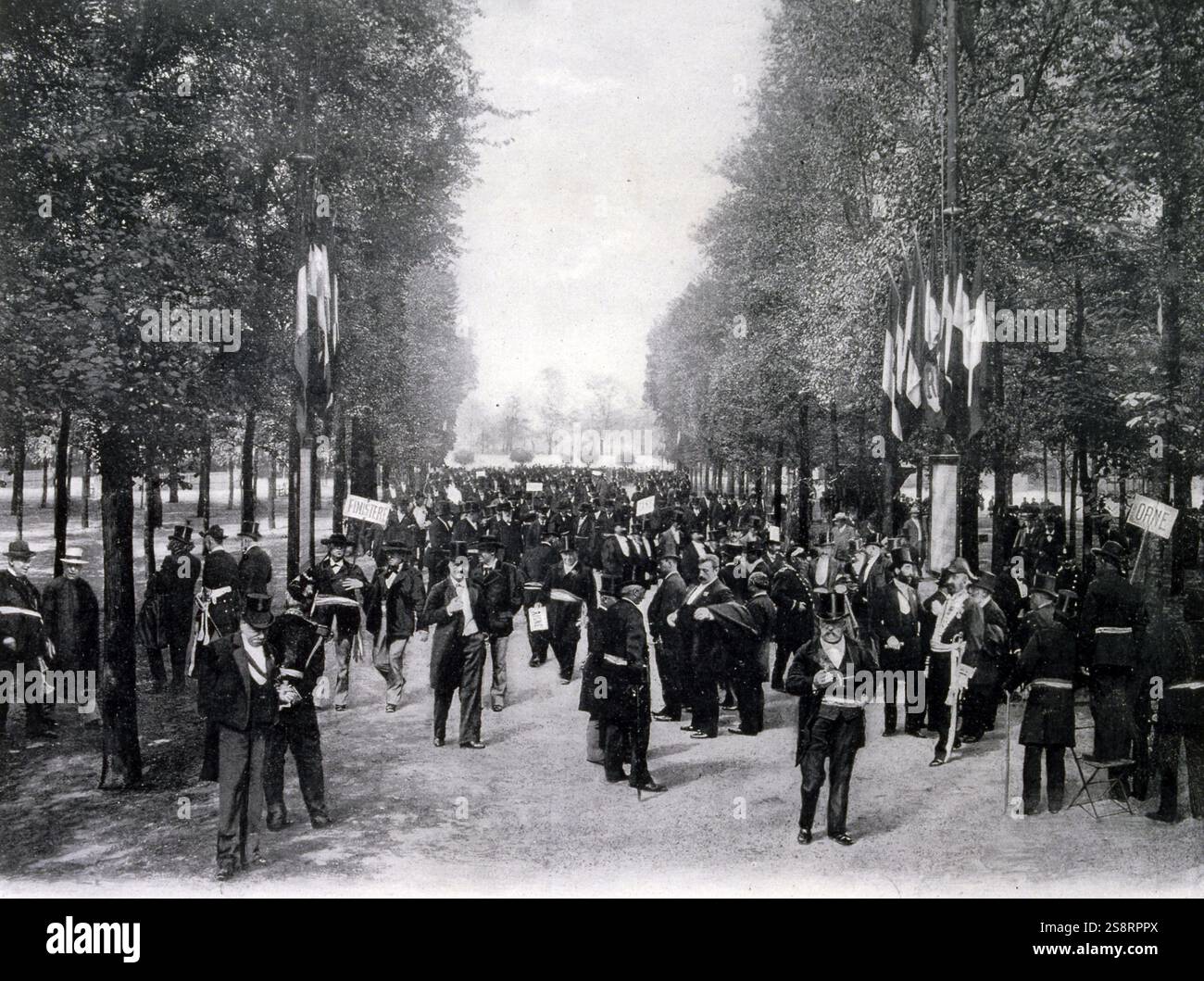 Ausstellung Universelle (Weltausstellung) Paris, 1900; eine Menge Beamter, die an dem großen Bankett des Präsidenten der Republik teilgenommen hatten. Spaziergang in den Gärten in der Nähe des Festzeltzeltbeete. Stockfoto