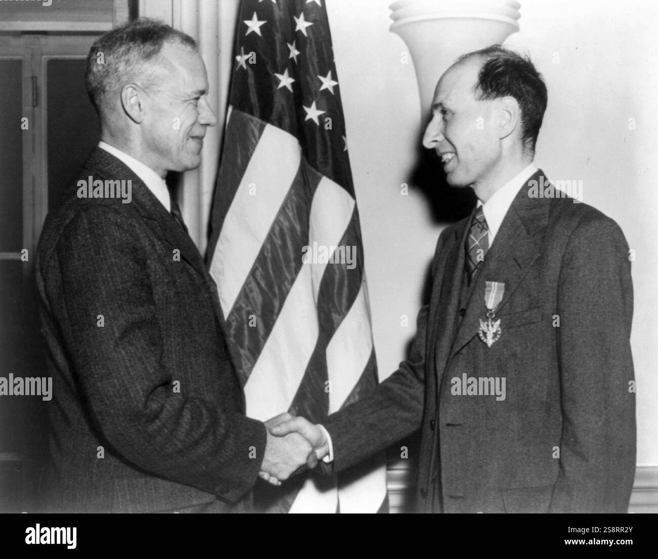 Eugene Wigner erhielt die Medal for Merit für seine Arbeit am Manhattan Project von Robert P. Patterson (links), 5. März 1946. Eugene Wigner (1902–1995) war ein Ungarisch-amerikanischer theoretischer Physiker und wirkte auch in der mathematischen Physik mit. 1963 erhielt er den Nobelpreis für Physik Stockfoto