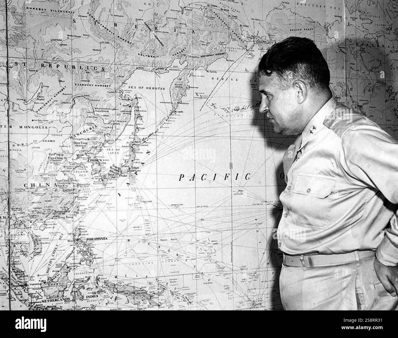 Generalleutnant Leslie Groves Jr. (1896–1970) Offizier der US-Armee, der den Bau des Pentagons überwachte und das Manhattan Project leitete, ein streng geheimes Forschungsprojekt, das die Atombombe während des Zweiten Weltkriegs entwickelte Stockfoto