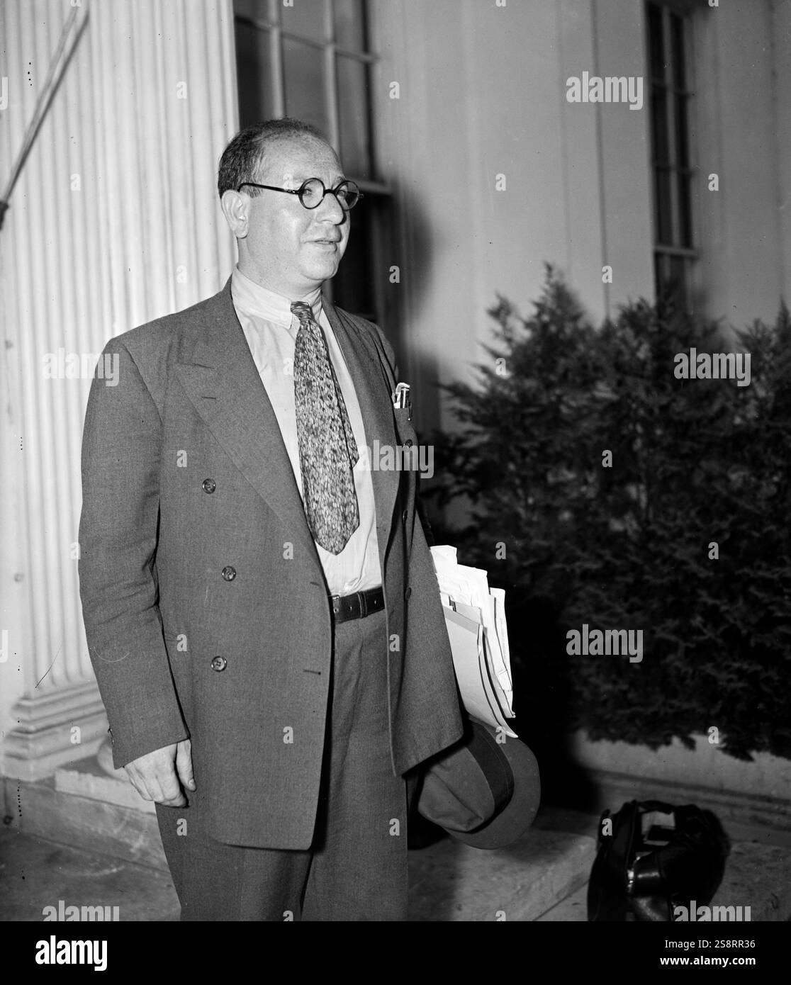 Alexander Sachs (* 1. August 1893 bis 23. Juni 1973) war ein US-amerikanischer Ökonom und Bankier. Im Oktober 1939 übermittelte er den Einstein-Szilard-Brief an Präsident Franklin D. Roosevelt, in dem er vorschlug, die Kernspaltungsforschung im Hinblick auf den möglichen Bau von Atomwaffen fortzusetzen, falls diese sich als machbar erweisen sollten, da das Nazi-Deutschland dies wahrscheinlich tun würde. Dies führte zur Initiierung des Manhattan Project der Vereinigten Staaten. Stockfoto