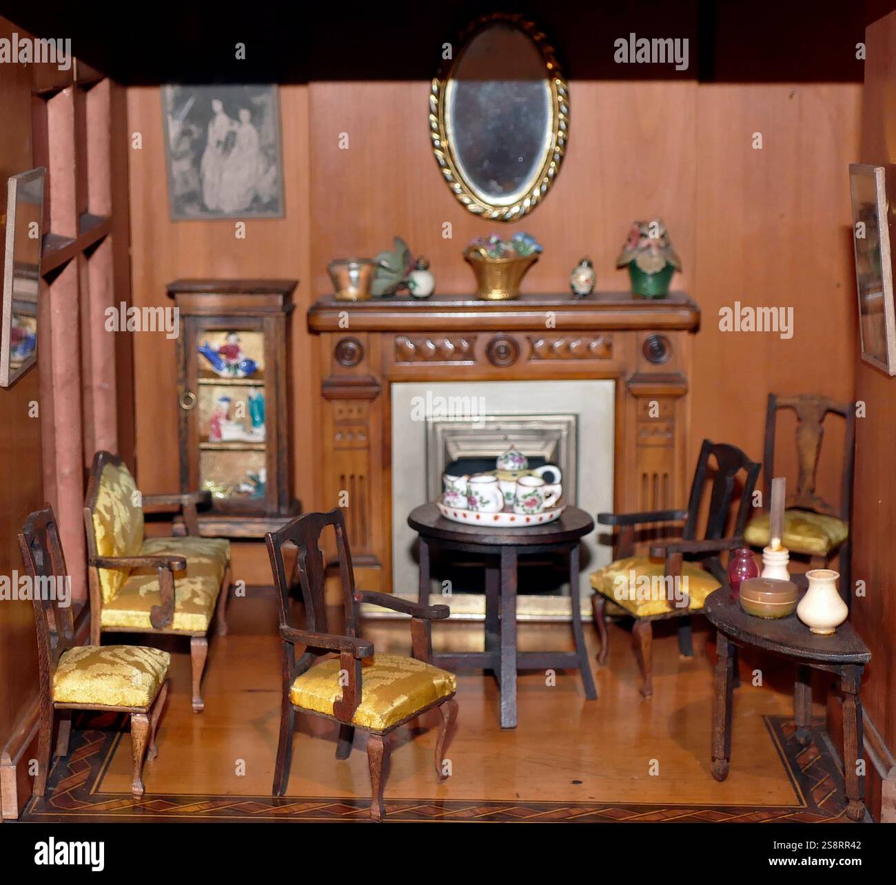 Queen Mary’s House 1887. Puppenhaus im Art-and-Crafts-Stil, aus dem späten 19. Jahrhundert. Im Besitz von Queen?A?? Die Gemahlin von George V. Sie kaufte Möbel für das Haus Stockfoto