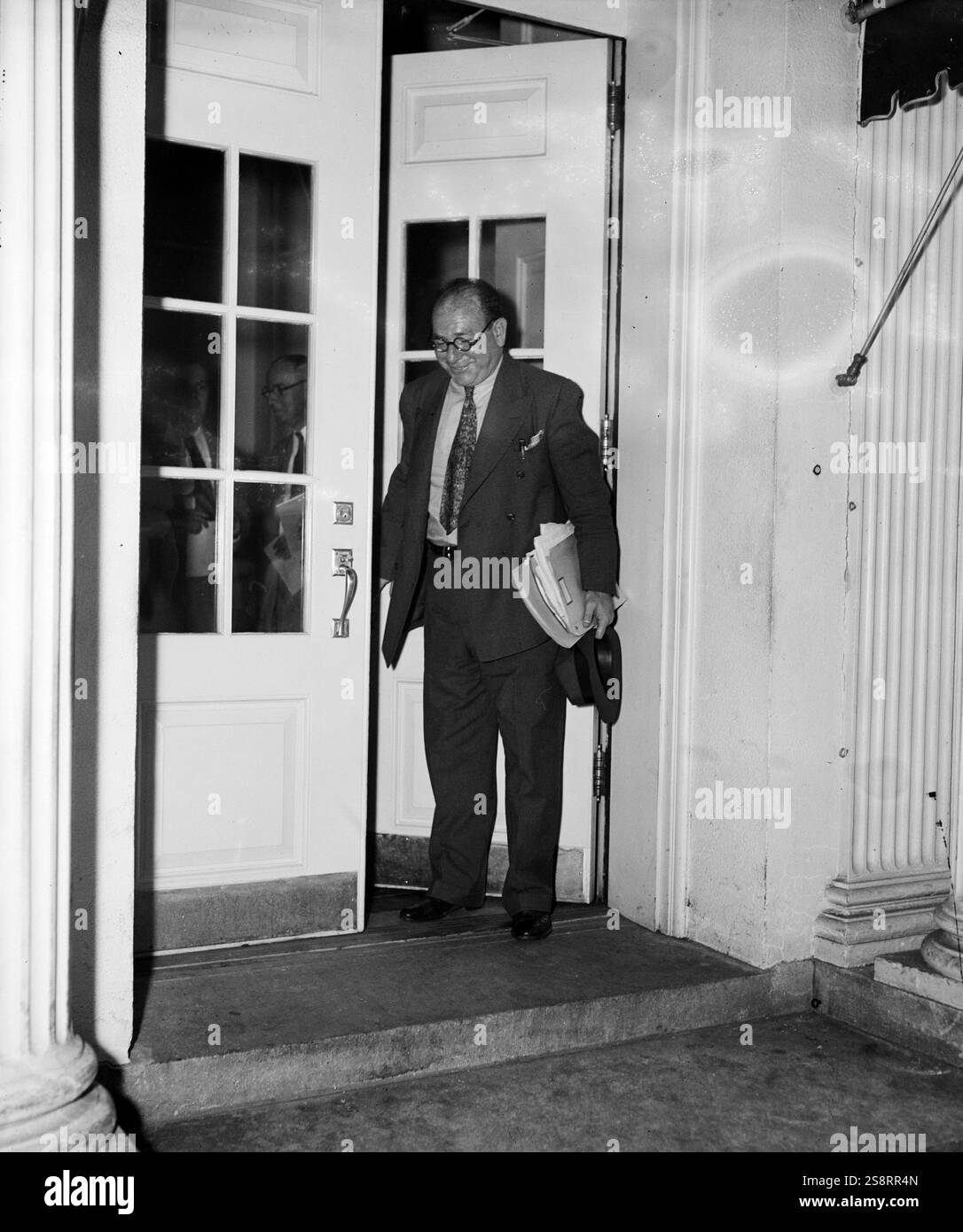 Alexander Sachs (* 1. August 1893 bis 23. Juni 1973) war ein US-amerikanischer Ökonom und Bankier. Im Oktober 1939 übermittelte er den Einstein-Szilard-Brief an Präsident Franklin D. Roosevelt, in dem er vorschlug, die Kernspaltungsforschung im Hinblick auf den möglichen Bau von Atomwaffen fortzusetzen, falls diese sich als machbar erweisen sollten, da das Nazi-Deutschland dies wahrscheinlich tun würde. Dies führte zur Initiierung des Manhattan Project der Vereinigten Staaten. Stockfoto