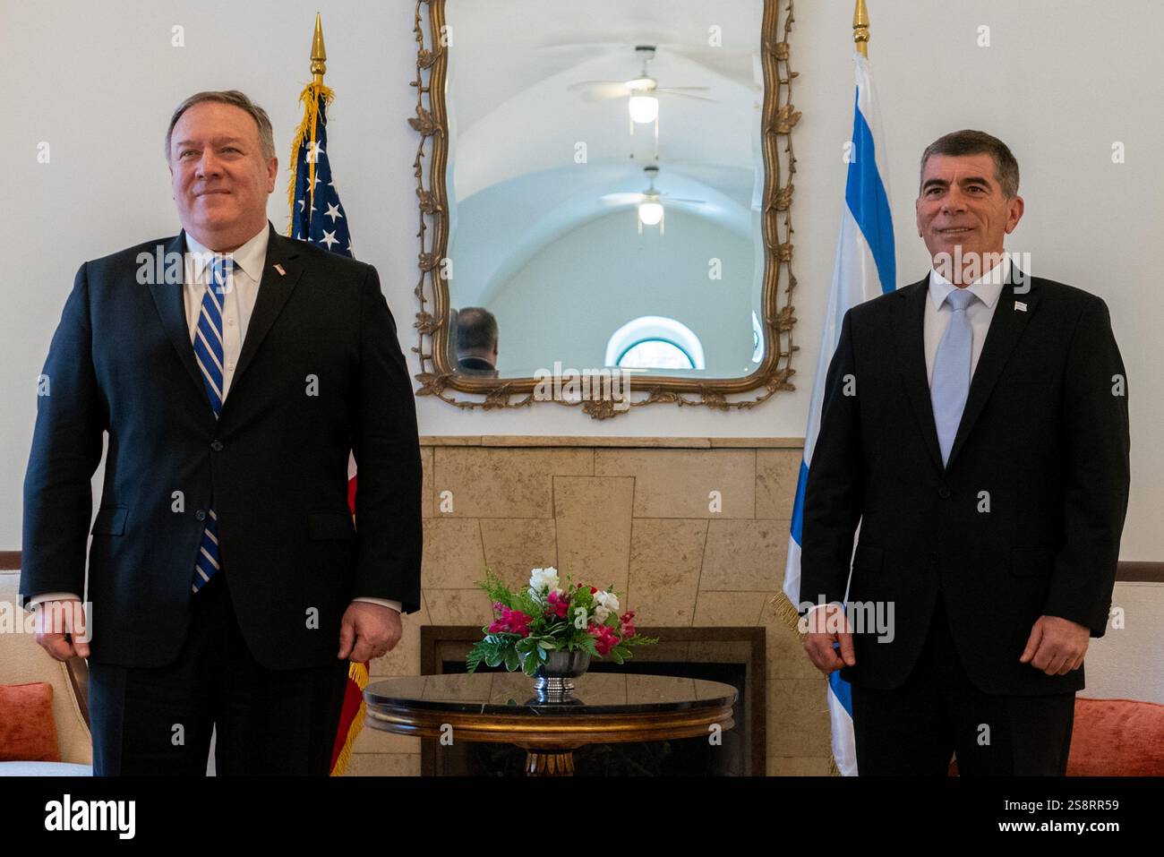 Der US-Außenminister Michael R. Pompeo trifft sich am 13. Mai 2020 mit dem designierten israelischen Außenminister Gabi Ashkenazi in Israel Stockfoto