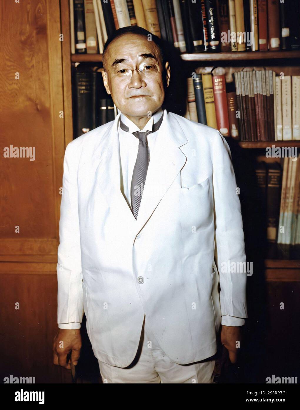 Shigeru Yoshida (* 22. September 1878 bis 20. Oktober 1967) war ein japanischer Diplomat und Politiker, der von 1946 bis 1947 und von 1948 bis 1954 Premierminister Japans war. Yoshida war entschieden gegen den Krieg mit den Vereinigten Staaten und Großbritannien. Obwohl er während des Zweiten Weltkriegs keine offiziellen Positionen innehatte, versuchte er, den Krieg mit den Alliierten zu verhindern und versuchte dann, ein frühes Ende des Krieges herbeizuführen, indem er sich mit Prinz Fumimaro Konoe verbündete. Im April 1945 wurde er verhaftet und wegen seiner Verbindung mit Prinz Konoe kurzzeitig inhaftiert Stockfoto