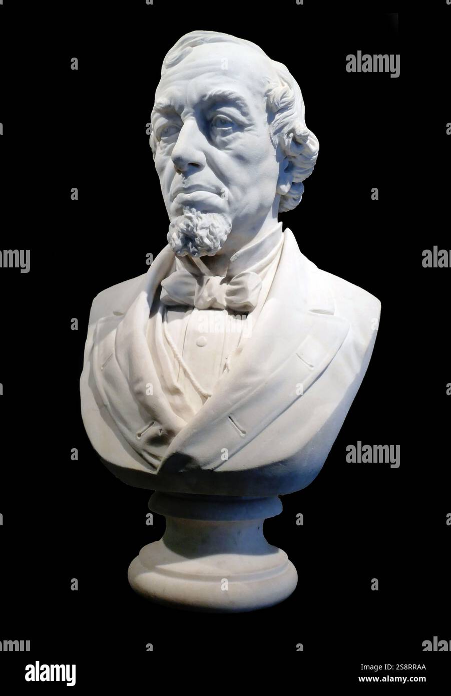 Marmorbüste von Benjamin Disraeli, von Frederick Moynihan, London, 1881. Benjamin Disraeli, 1. Earl of Beaconsfield, KG, PC, DL, JP, FRS (* 21. Dezember 1804 bis 19. April 1881) war ein britischer Staatsmann und konservativer Politiker, der zweimal als Premierminister des Vereinigten Königreichs diente. Er spielte eine zentrale Rolle bei der Gründung der modernen Konservativen Partei, indem er ihre Politik und ihre breite Reichweite definierte. Disraeli ist der einzige britische Premierminister jüdischer Herkunft. Er war auch Schriftsteller und veröffentlichte Werke von Fiktion, sogar als Premierminister Stockfoto