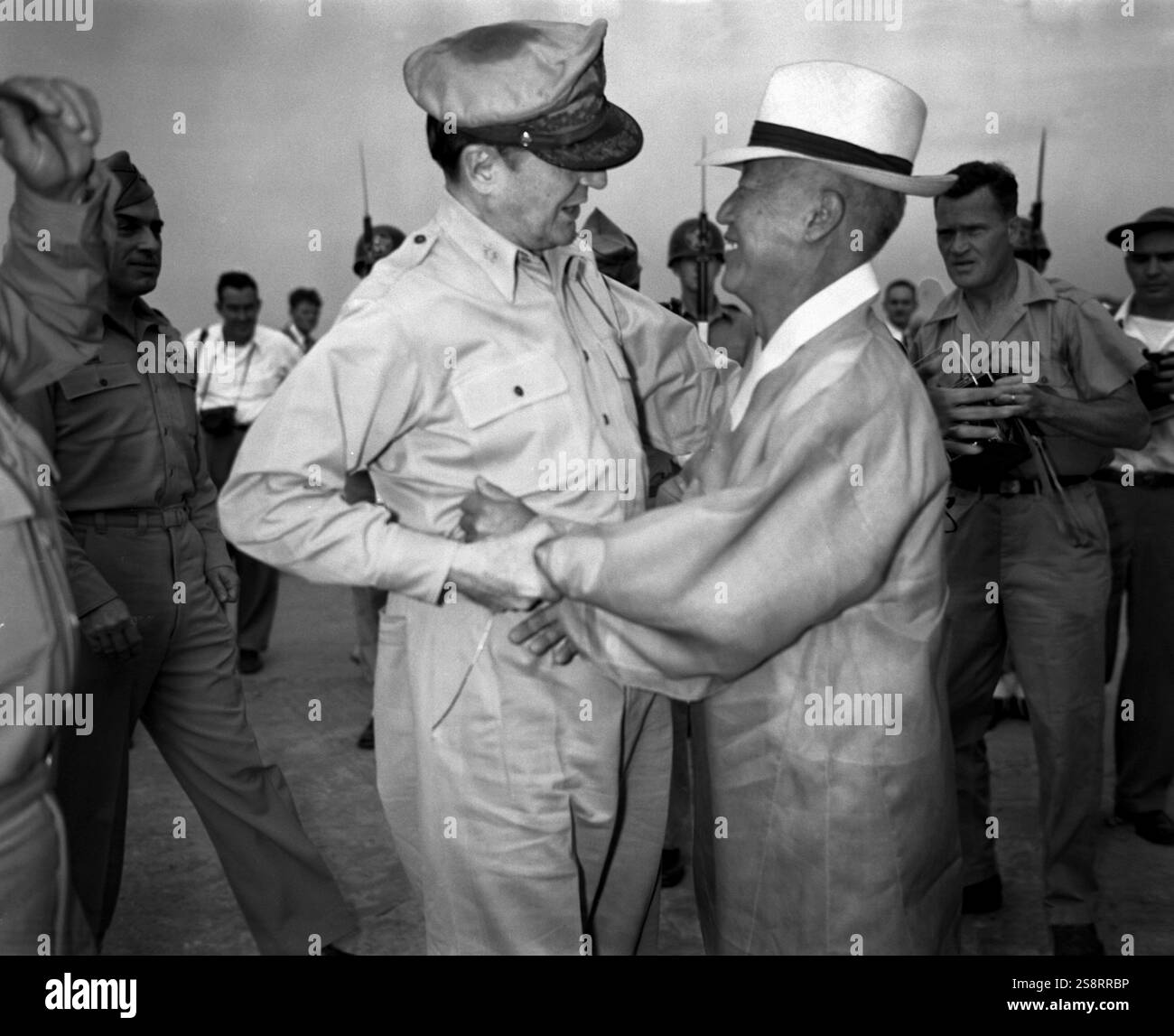 Korea wird zu einer unabhängigen Nation. General der Armee Douglas MacArthur, Oberbefehlshaber der alliierten Mächte (links) und Dr. Syngman Rhee, Koreas erster Präsident, begrüßen einander herzlich bei der Ankunft des Generals auf Einladung von Präsident Rhee auf der Kimpo Air Force Base. Der General und Mrs. MacArthur unternahmen die erste Reise nach Korea, um eine glückverheißende Gelegenheit zu sehen, die zum ersten Mal seit über 40 Jahren Freiheit und Unabhängigkeit buchstabierte Stockfoto