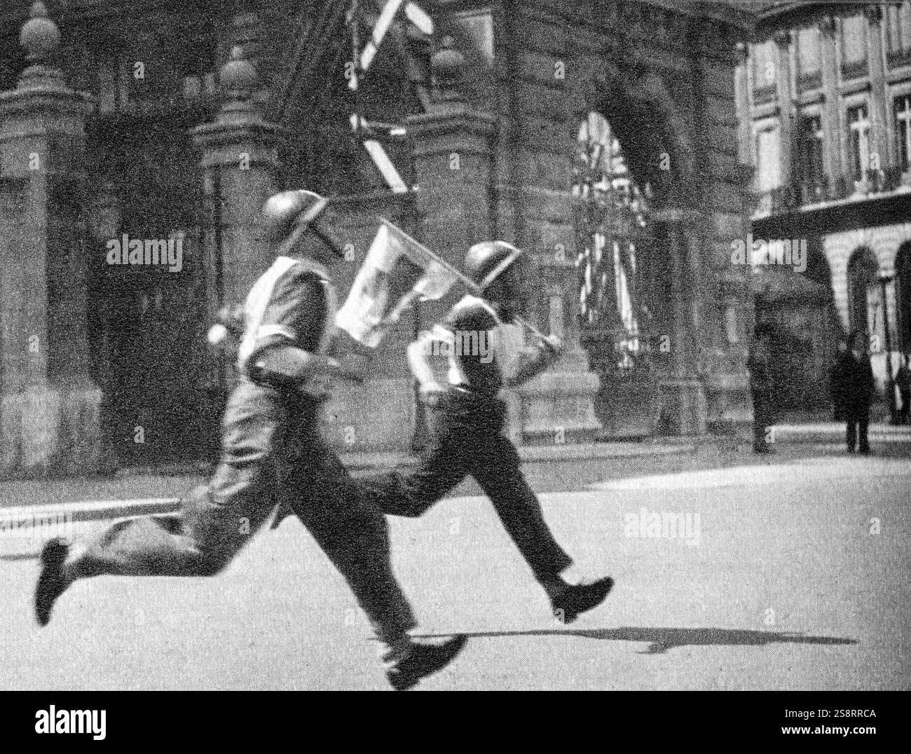 Alliierte Truppen auf den Straßen von Paris am Ende des Zweiten Weltkriegs Stockfoto