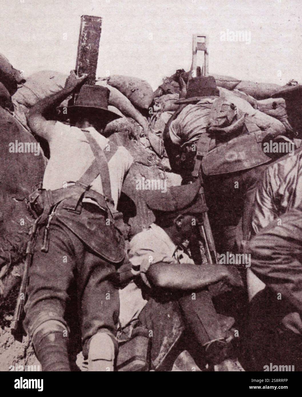 Soldaten, die ein Periskop und ein Scharfschützenkope an den Stränden von Gallipoli benutzen. Der Feldzug von Gallipoli war ein Feldzug im Ersten Weltkrieg, der vom 17. Februar 1915 bis zum 9. Januar 1916 auf der Halbinsel Gallipoli (Gelibolu in der heutigen Türkei) stattfand. Die Entente-Mächte, Großbritannien, Frankreich und Russland, versuchten, das Osmanische Reich, eine der Mittelmächte, zu schwächen, indem sie die Kontrolle über die türkische Meerenge übernahmen Stockfoto