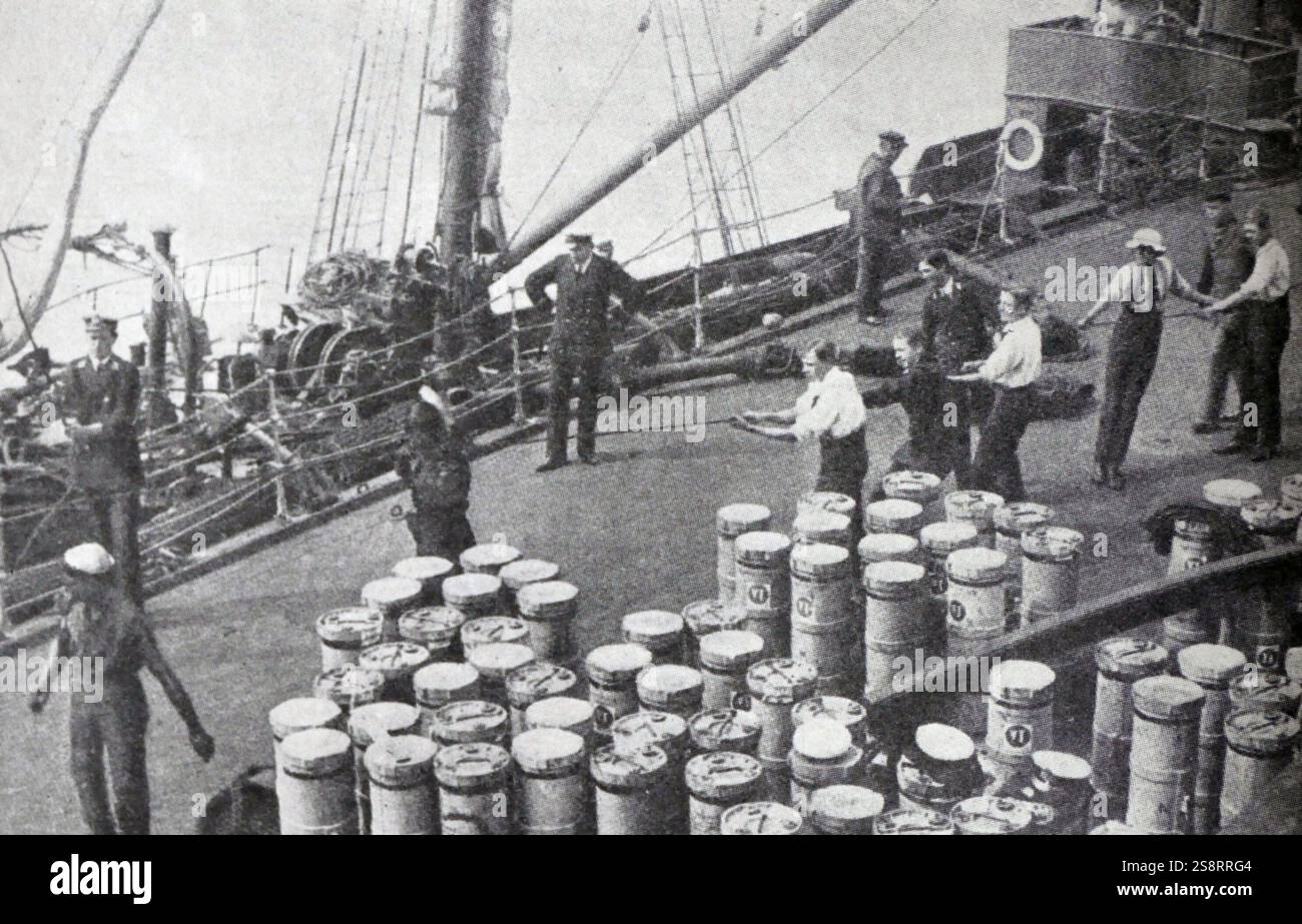 HMS Agamemnon nimmt Munition an Bord während der Frühphase der Gallipoli-Kampagne. Der Feldzug von Gallipoli war ein Feldzug im Ersten Weltkrieg, der vom 17. Februar 1915 bis zum 9. Januar 1916 auf der Halbinsel Gallipoli (Gelibolu in der heutigen Türkei) stattfand. Die Entente-Mächte, Großbritannien, Frankreich und Russland, versuchten, das Osmanische Reich, eine der Mittelmächte, zu schwächen, indem sie die Kontrolle über die türkische Meerenge übernahmen Stockfoto