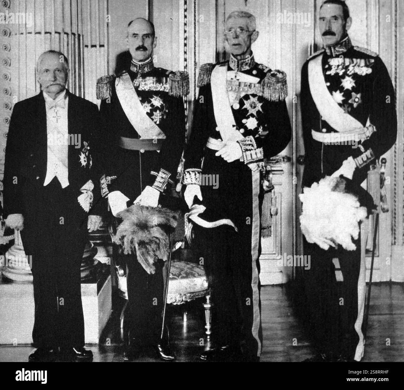 Gustaf V. Oscar Gustaf Adolf (16. Juni 1858 – 29. Oktober 1950) war von 1907 bis zu seinem Tod 1950 König von Schweden. Er war der älteste Sohn von König Oscar II. Von Schweden und Sophia von Nassau, einer Halbschwester von Adolphe, Großherzog von Luxemburg. Er regierte vom Tod seines Vaters Oscar II. Im Jahr 1907 bis zu seinem eigenen Tod 42 Jahre später und hält den Rekord als ältester Monarch Schwedens und drittlängster Herrscher nach Magnus IV. Und Carl XVI. Gustaf Stockfoto