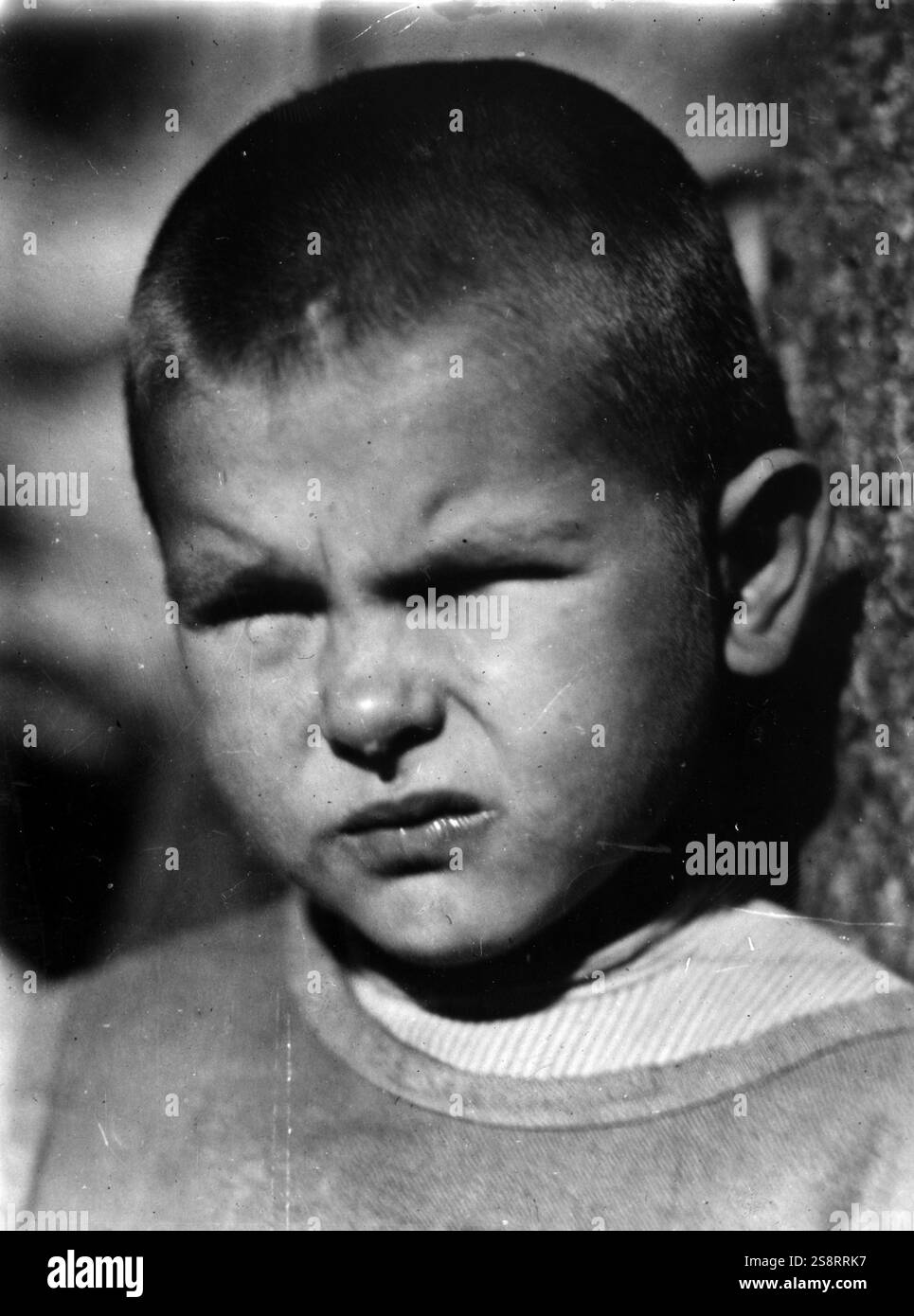 Polnische Kriegswaise am Ende des Ersten Weltkrieges, 1919. In Cilne, Nordpolen Stockfoto