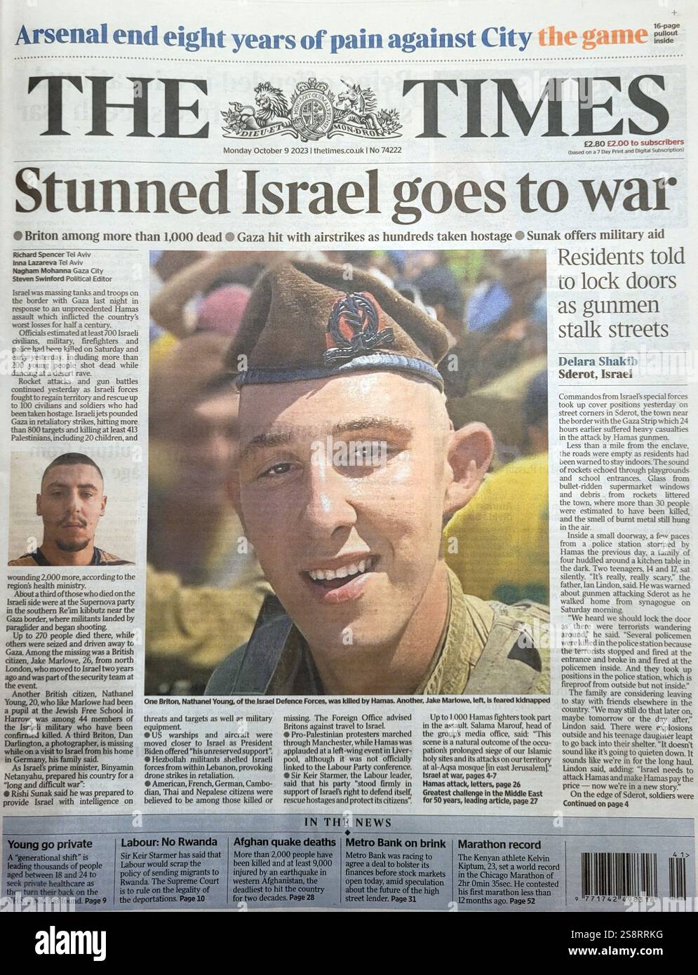 Britische Zeitung Titelseite nach einem Hamas-Angriff auf Israel. Am 7. Oktober 2023 starteten die paramilitärischen Flügel der Hamas, der palästinensische Islamische Dschihad, eine Reihe koordinierter bewaffneter Angriffe auf israelisches Territorium. Die Angriffe führten zum Krieg zwischen Israel und der Hamas. Bei den Anschlägen starben 1.139 Menschen – 695 israelische Zivilisten (darunter 36 Kinder), 71 Ausländer und 373 Mitglieder der Sicherheitskräfte. Etwa 250 israelische Zivilisten und Soldaten wurden als Geiseln in den Gazastreifen gebracht Stockfoto
