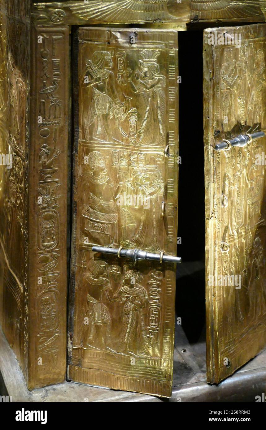 Vergoldeter hölzerner Statuenständer. Die Herrschaft von Tutanchamun. Tutanchamun, gemeinhin als König tut bezeichnet, war ein altägyptischer Pharao, der als letzter seiner königlichen Familie am Ende der 18. Dynastie während des Neuen Königreichs der ägyptischen Geschichte herrschte Stockfoto