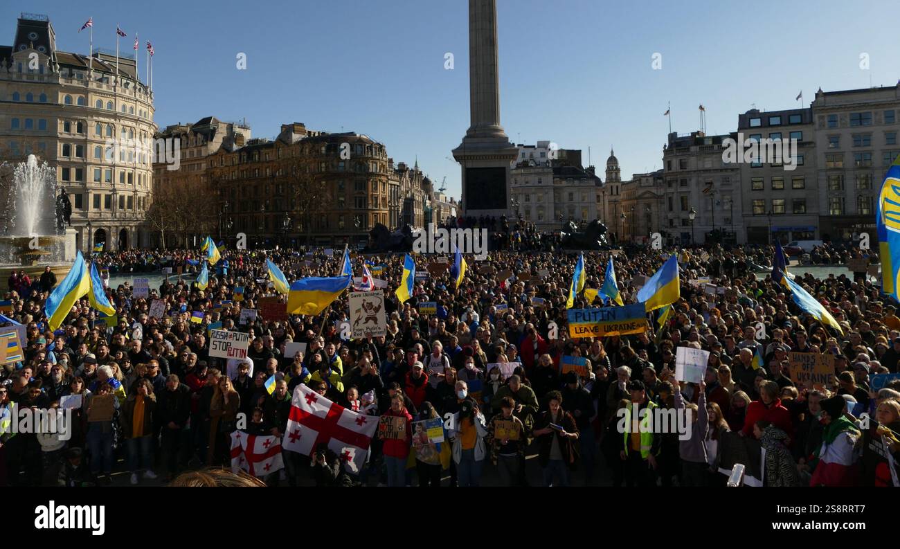 Protest gegen die russische Invasion der Ukraine, London März 2022. Russland marschierte am 24. Februar 2022 in die Ukraine ein. Der Angriff gilt international als Aggressionskrieg. Sie löste Europas größte Flüchtlingskrise seit dem Zweiten Weltkrieg aus, mit mehr als 3,9 Millionen Ukrainern, die das Land verlassen, und Millionen weitere Binnenvertriebene Stockfoto