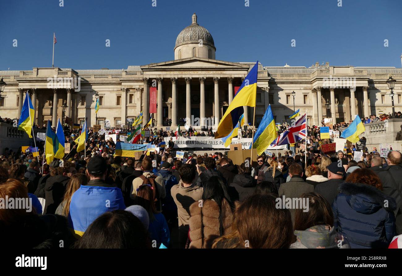 Protest gegen die russische Invasion der Ukraine, London März 2022. Russland marschierte am 24. Februar 2022 in die Ukraine ein. Der Angriff gilt international als Aggressionskrieg. Sie löste Europas größte Flüchtlingskrise seit dem Zweiten Weltkrieg aus, mit mehr als 3,9 Millionen Ukrainern, die das Land verlassen, und Millionen weitere Binnenvertriebene Stockfoto