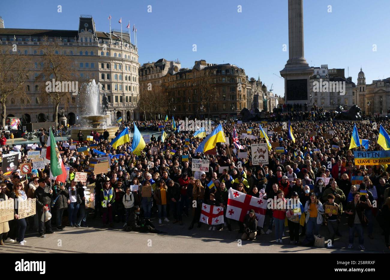 Protest gegen die russische Invasion der Ukraine, London März 2022. Russland marschierte am 24. Februar 2022 in die Ukraine ein. Der Angriff gilt international als Aggressionskrieg. Sie löste Europas größte Flüchtlingskrise seit dem Zweiten Weltkrieg aus, mit mehr als 3,9 Millionen Ukrainern, die das Land verlassen, und Millionen weitere Binnenvertriebene Stockfoto