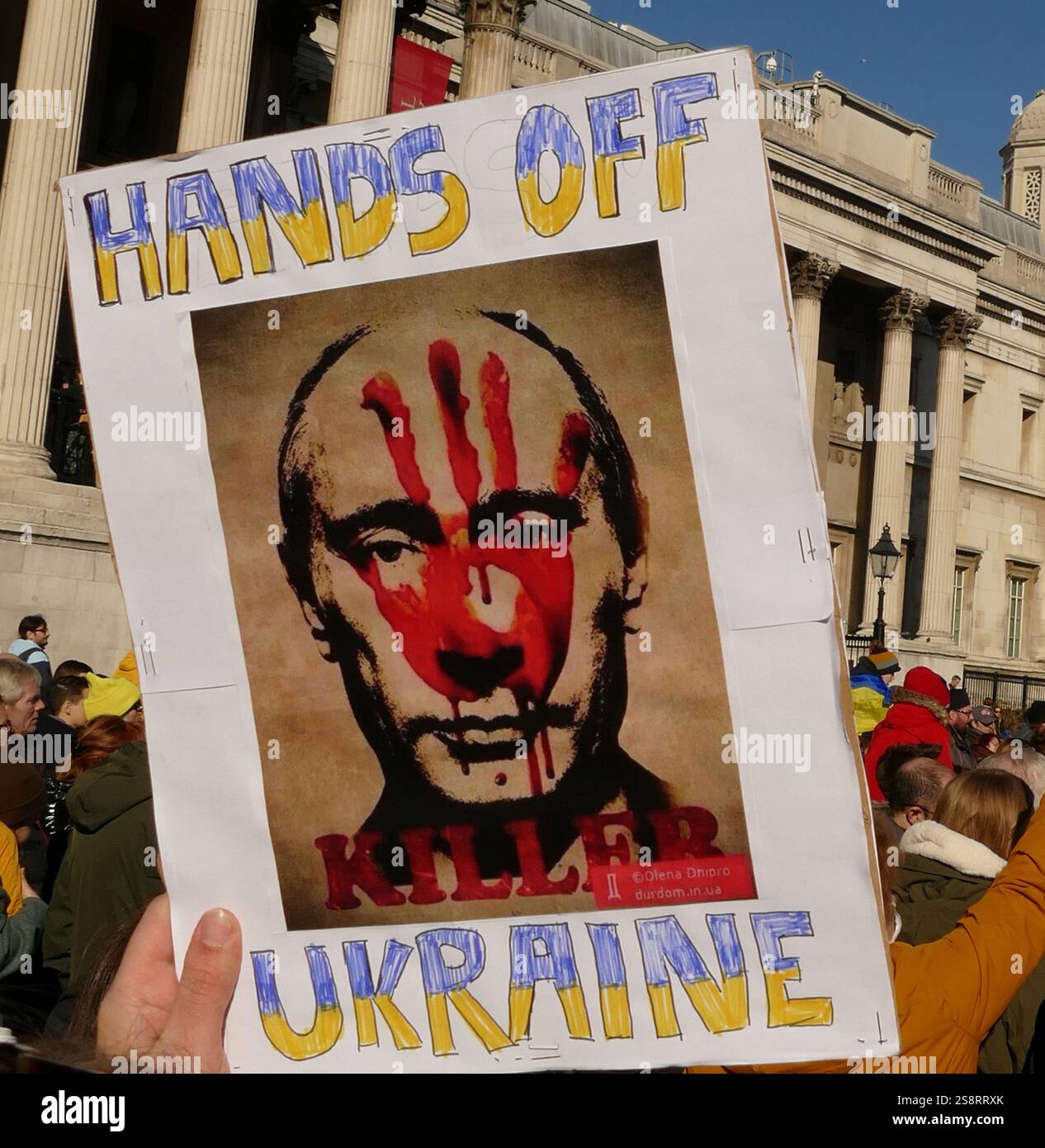 Anti-Putin-Poster bei einem Protest gegen die russische Invasion der Ukraine, London, März 2022. Russland marschierte am 24. Februar 2022 in die Ukraine ein. Der Angriff gilt international als Aggressionskrieg. Sie löste Europas größte Flüchtlingskrise seit dem Zweiten Weltkrieg aus, mit mehr als 3,9 Millionen Ukrainern, die das Land verlassen, und Millionen weitere Binnenvertriebene Stockfoto