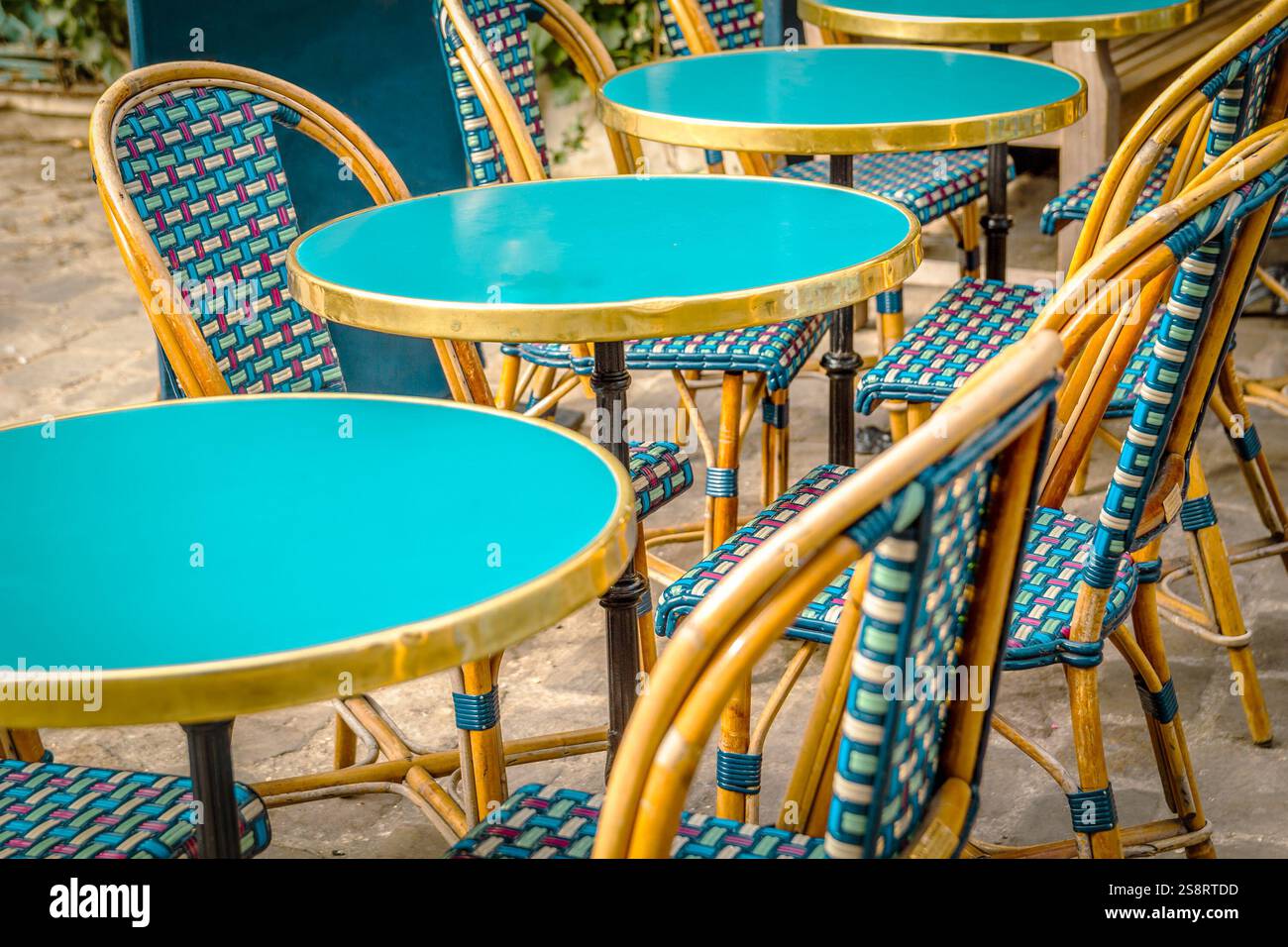 Typischer Tisch und Stühle in den Straßen von Paris, Frankreich Stockfoto
