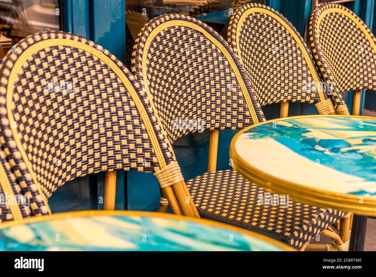 Typischer Tisch und Stühle in den Straßen von Paris, Frankreich Stockfoto