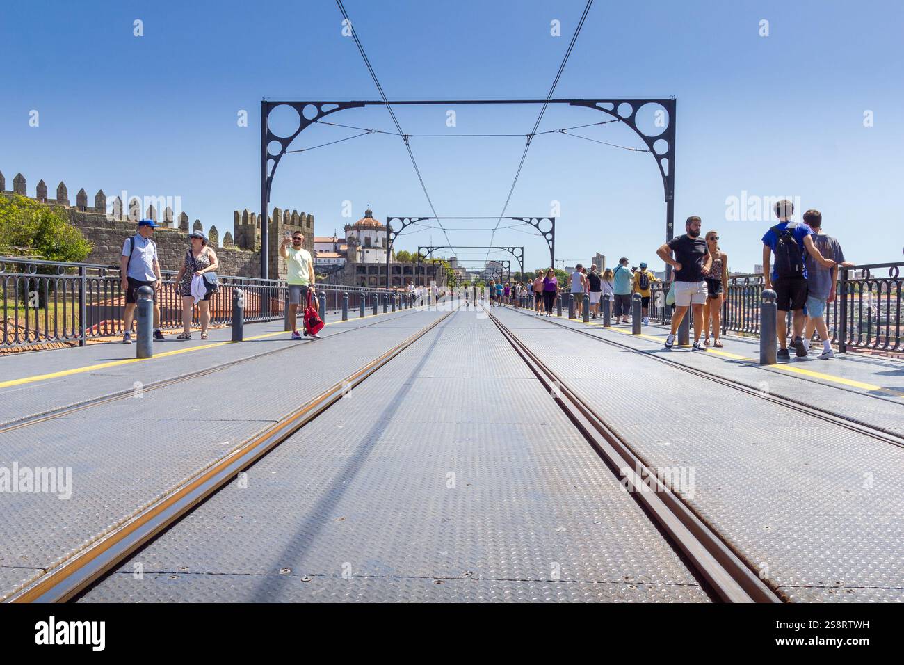 Porto, Portugal - 7. August 2023: Menschen gehen auf der Dom-Luis-Brücke. Die Brücke verfügt über einen Asphaltpflaster für den Fahrzeugverkehr und Fußgängerzone Stockfoto