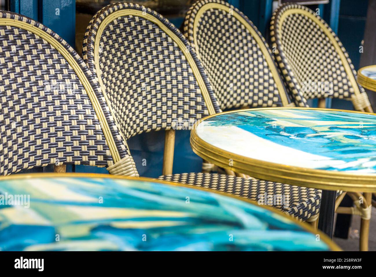 Typischer Tisch und Stühle in den Straßen von Paris, Frankreich Stockfoto
