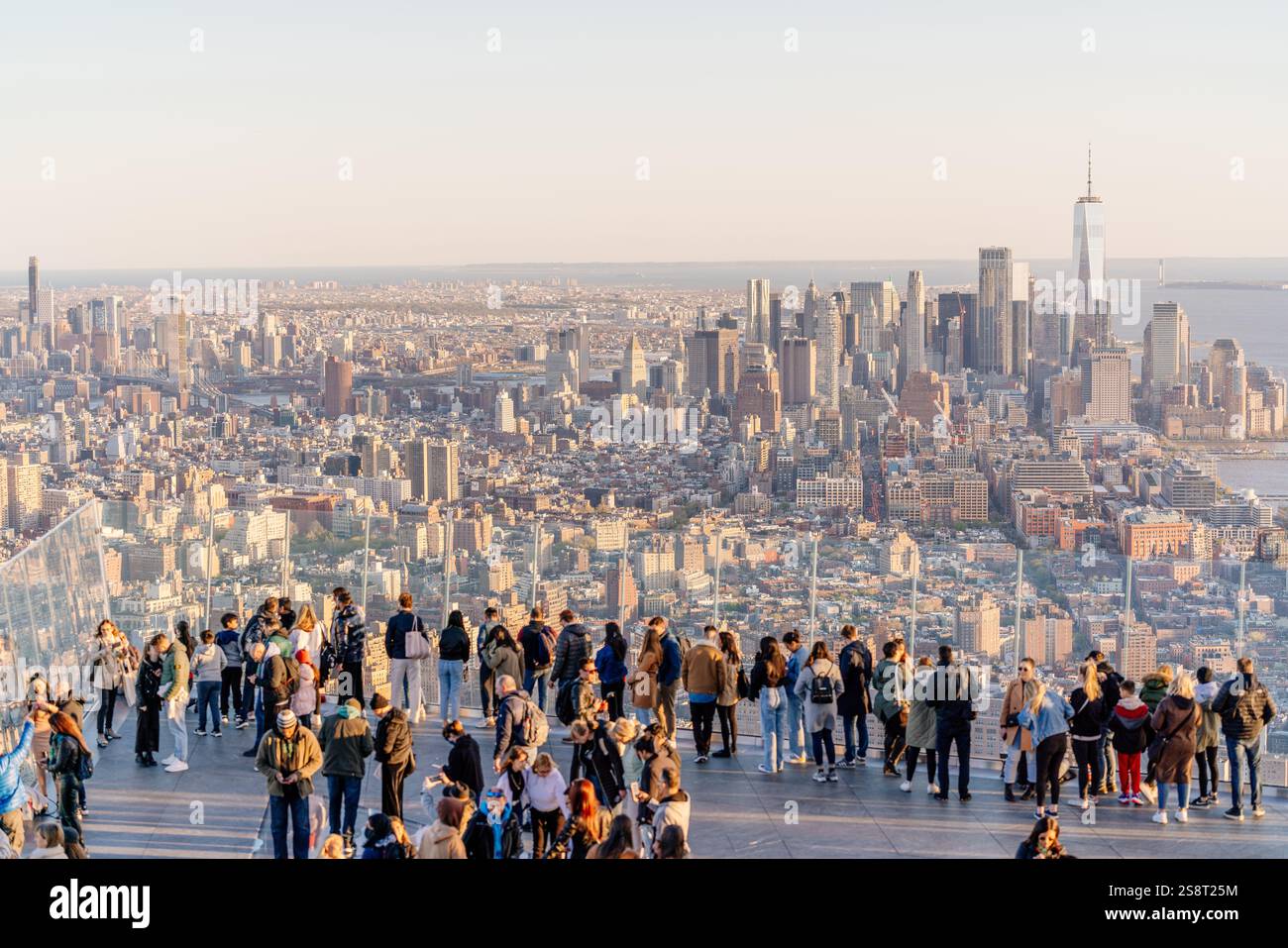 New York, USA: 9. Februar 2024: Touristen warten auf Sonnenuntergang am Edge-Gebäude in New York Stockfoto