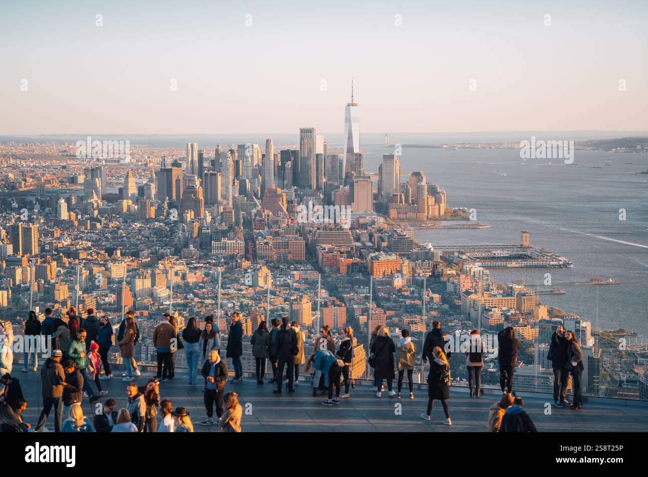 New York, USA: 9. Februar 2024: Touristen warten auf Sonnenuntergang am Edge-Gebäude in New York Stockfoto