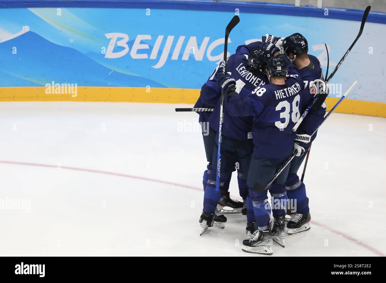10. FEBRUAR 2022: Peking, China: Sakari Manninen #65 von Finnland feiert ein Tor in der Vorrunde Gruppe C Spiel 1 zwischen Finnland und SL Stockfoto