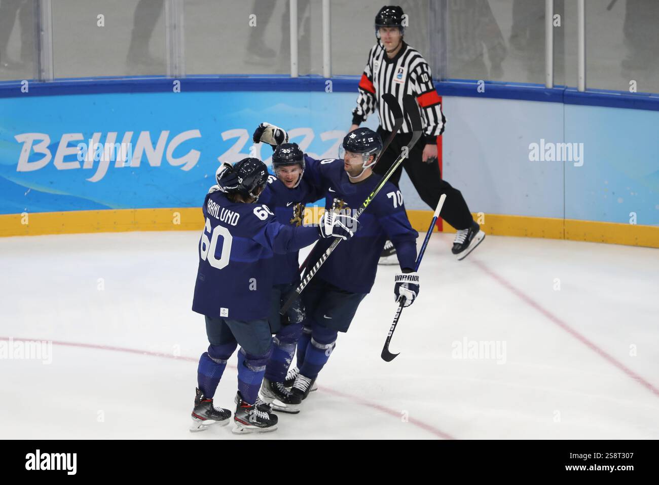 10. FEBRUAR 2022: Peking, China: Sakari Manninen #65 von Finnland feiert ein Tor in der Vorrunde Gruppe C Spiel 1 zwischen Finnland und SL Stockfoto