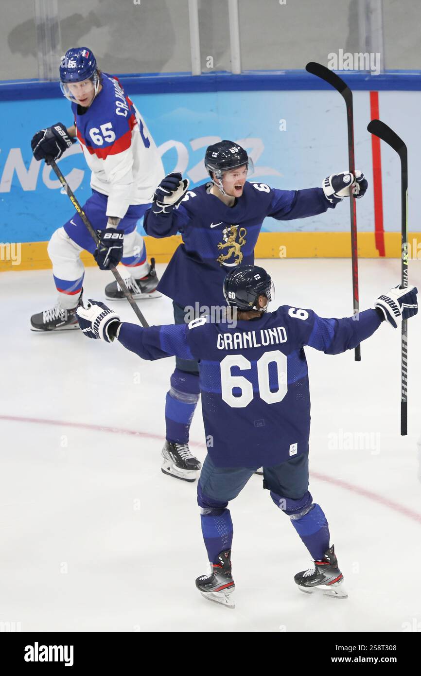 10. FEBRUAR 2022: Peking, China: Sakari Manninen #65 von Finnland feiert ein Tor in der Vorrunde Gruppe C Spiel 1 zwischen Finnland und SL Stockfoto
