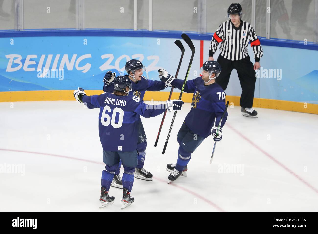 10. FEBRUAR 2022: Peking, China: Sakari Manninen #65 von Finnland feiert ein Tor in der Vorrunde Gruppe C Spiel 1 zwischen Finnland und SL Stockfoto