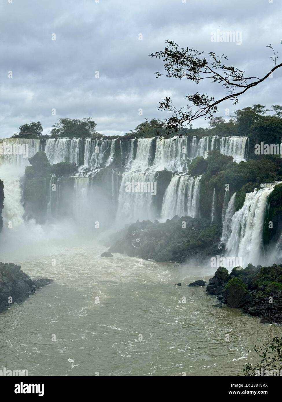 Iguazu Falls: Eines der Weltwunder - Smartphone-aufgenommenes Stockfoto