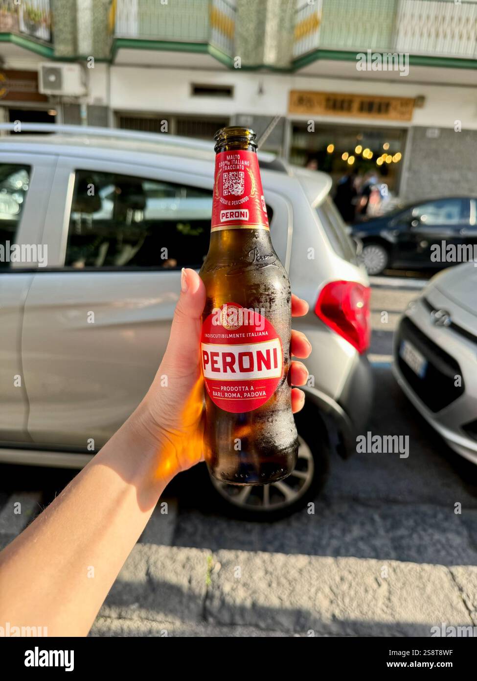 Willst du dir einen Peroni holen, um ein Napoli-Spiel zu genießen? - Smartphone-aufgenommenes Stockfoto