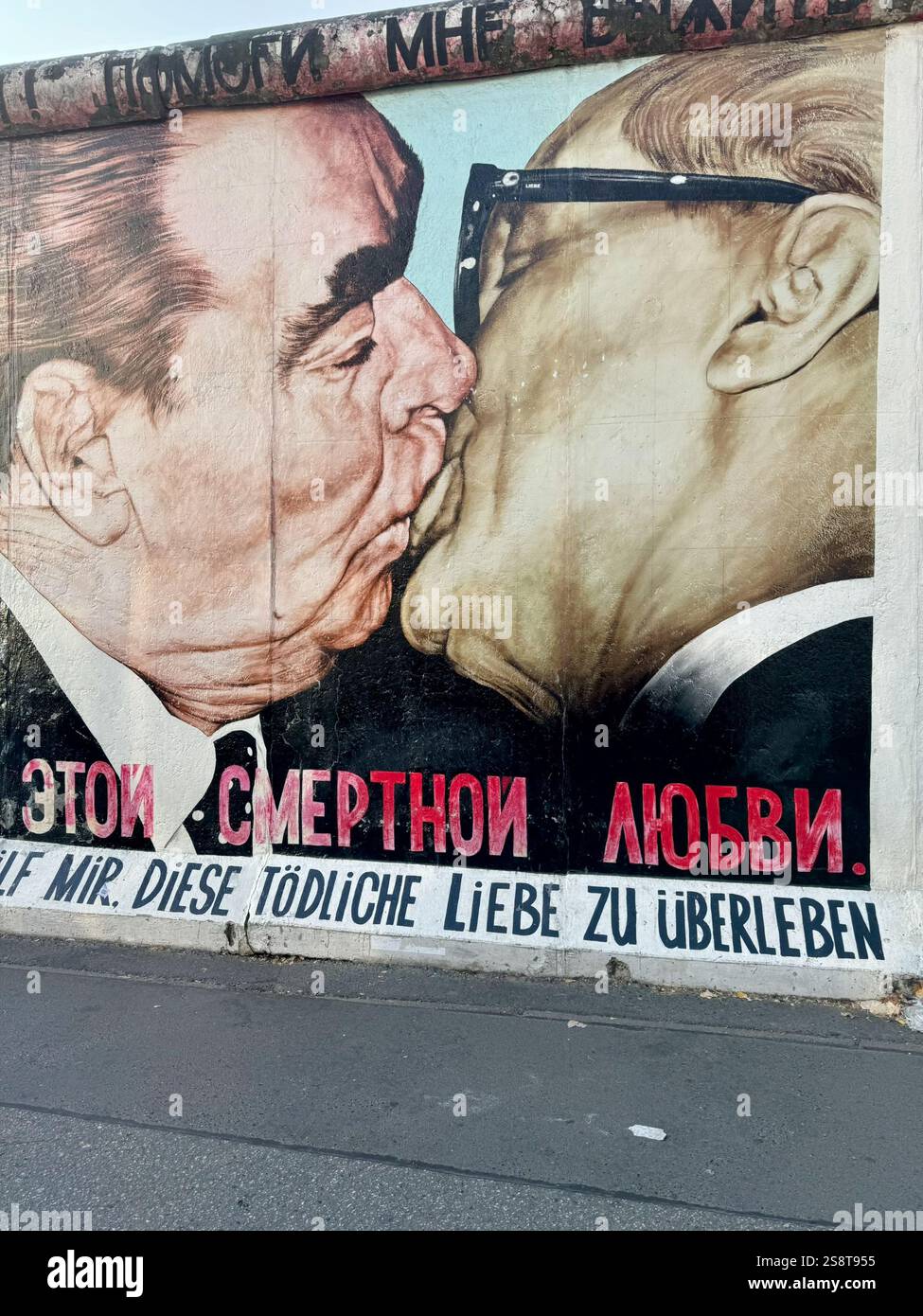 Sozialistischer Bruderkuss in der Berliner Mauer - Smartphone-aufgenommenes Stockfoto