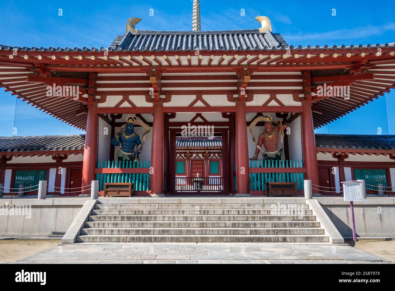 Altes Shitennoji-Tempeltor mit Dämonenstatuen in Osaka, Japan Stockfoto
